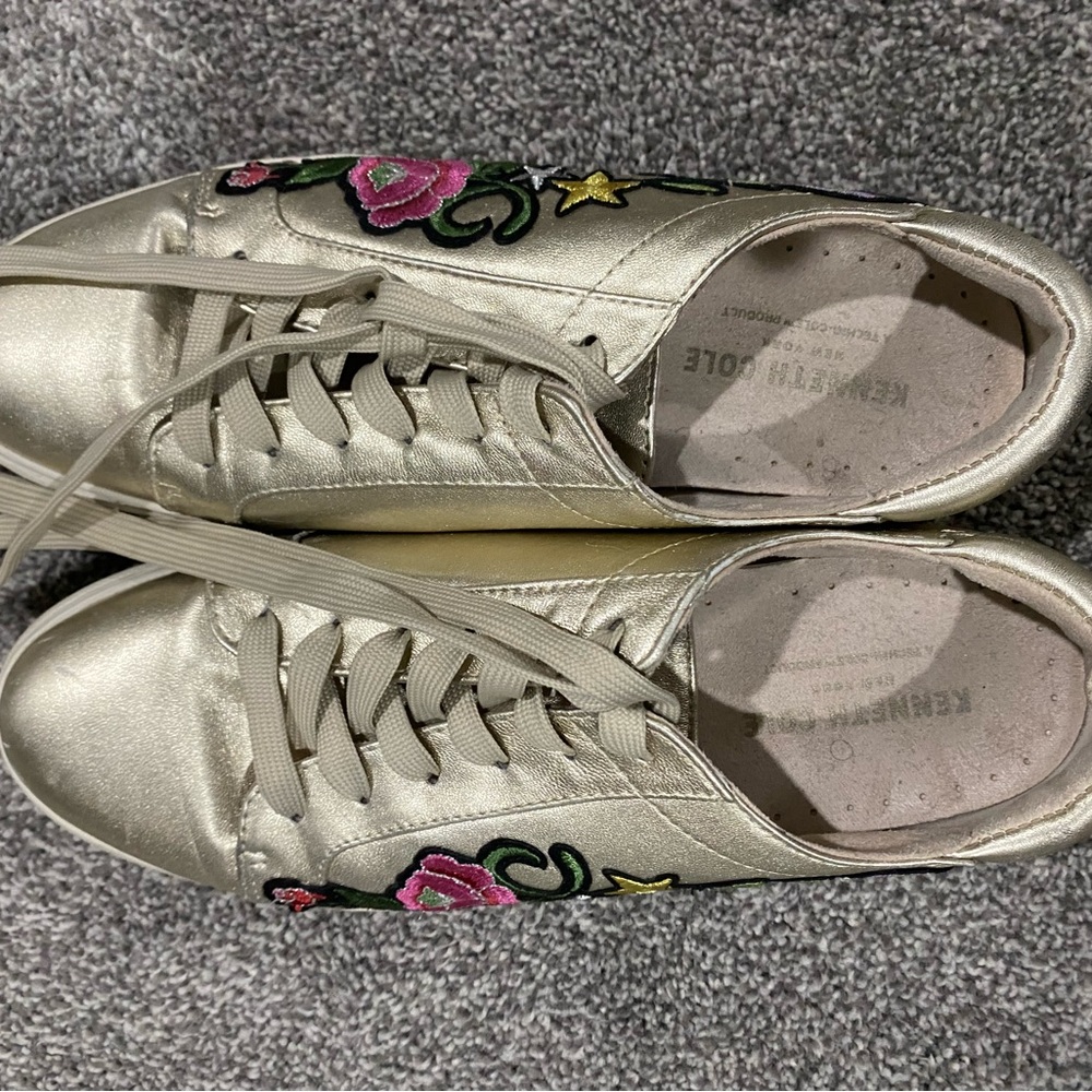 Kenneth Cole size 10 gold floral sneakers. - Picture 2 of 5